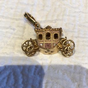 Cinderella’s Coach with Wheels that Turn